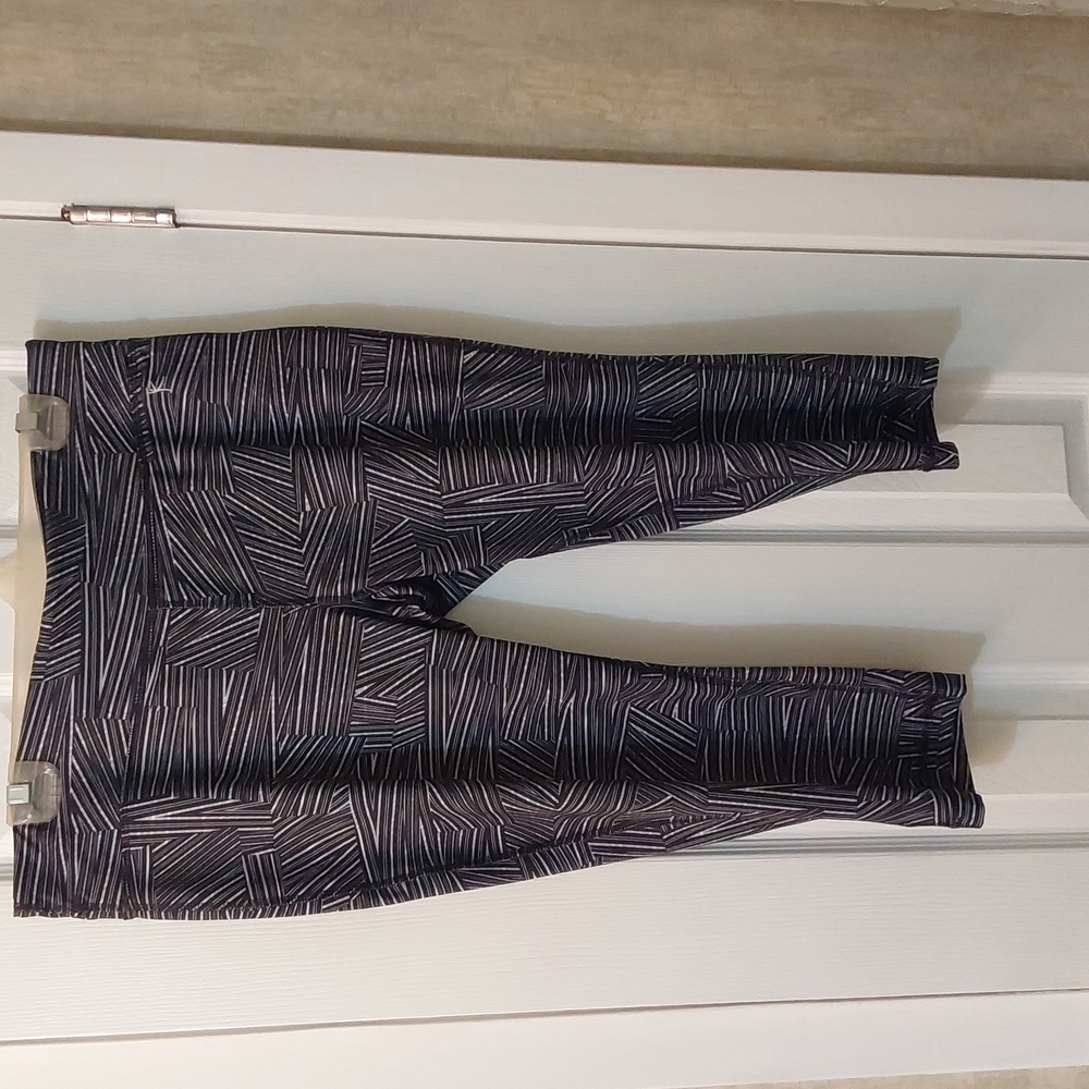 Danskin Now fitted capris